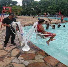 piscina com equipamento e céu aberto, 